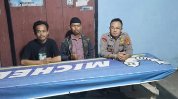 Personel Polsek Buay Madang Timur (BMT), Brigadir Tedy Heryadi, duduk bersama warga saat melaksanakan kegiatan silaturahmi dan sambang dialogis malam hari di Desa Kumpul Rejo, Kecamatan Buay Madang Timur, Kabupaten OKU Timur.