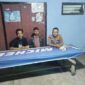 Personel Polsek Buay Madang Timur (BMT), Brigadir Tedy Heryadi, duduk bersama warga saat melaksanakan kegiatan silaturahmi dan sambang dialogis malam hari di Desa Kumpul Rejo, Kecamatan Buay Madang Timur, Kabupaten OKU Timur.
