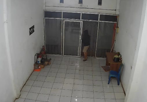 Foto : cctv saat pelaku Masuk ke kantornya