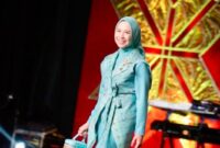 Foto. Hj., Ike Meilina Muchendi, saat mengenakan langsung kreasi tersebut dalam fashion show Kriyanusa 2026 di Jakarta Convention Center (JCC