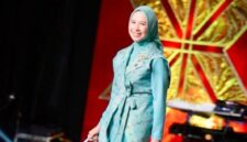 Foto. Hj., Ike Meilina Muchendi, saat mengenakan langsung kreasi tersebut dalam fashion show Kriyanusa 2026 di Jakarta Convention Center (JCC