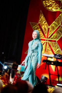 Songket Bidak Cukit Tampil Casual di Panggung Nasional