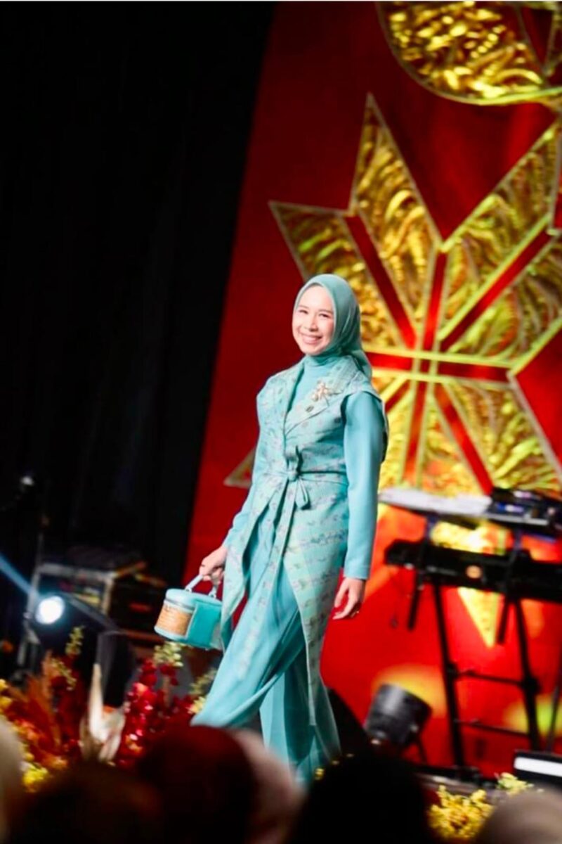 Foto. Hj., Ike Meilina Muchendi, saat mengenakan langsung kreasi tersebut dalam fashion show Kriyanusa 2026 di Jakarta Convention Center (JCC