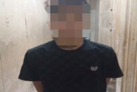Pelaku beserta barang bukti saat diamankan. Foto: dokumen polisi.