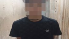 Pelaku beserta barang bukti saat diamankan. Foto: dokumen polisi.