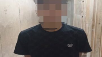 Pelaku beserta barang bukti saat diamankan. Foto: dokumen polisi.