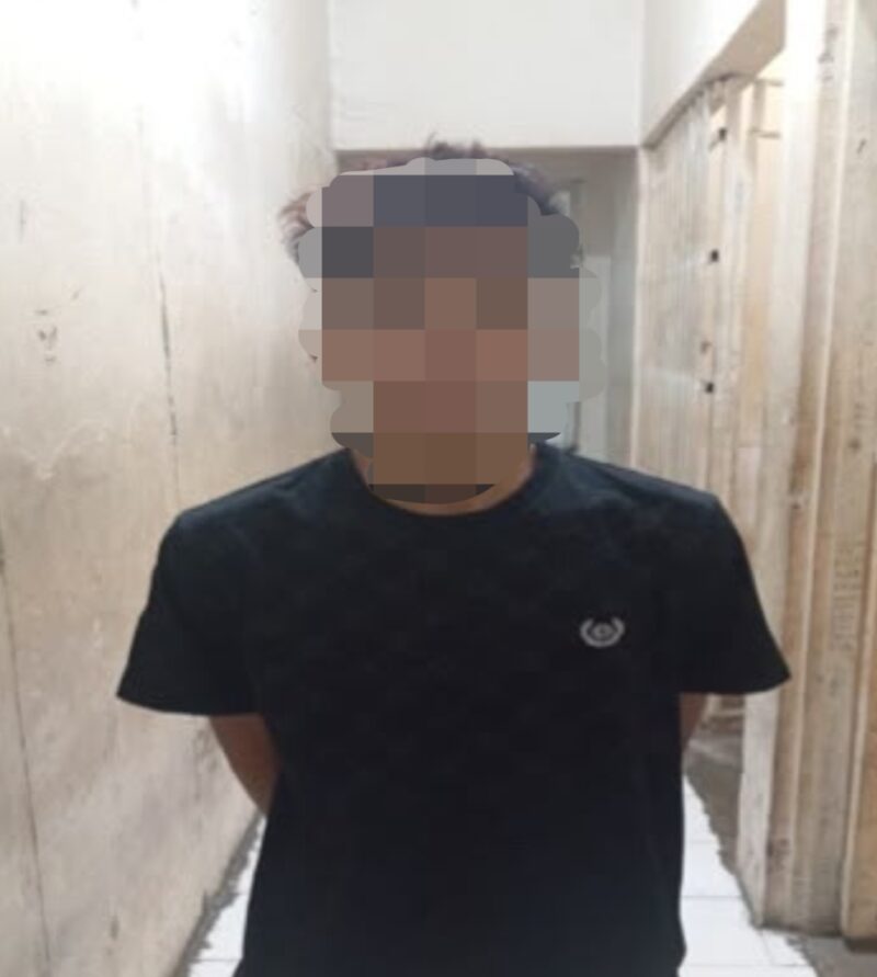 Pelaku beserta barang bukti saat diamankan. Foto: dokumen polisi.