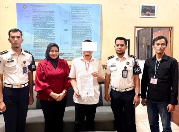 Foto kuasa  hukum Riduan SE dari Kantor Hukum Mutiara Rz SH, didampingi Romi Yulizar SH