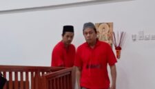 Terlihat kedua terdakwa hendak meninggalkan ruang sidang usai putusan dibacakan majelis hakim di PN Palembang, Selasa (29/9/2026).