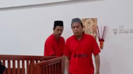 Terlihat kedua terdakwa hendak meninggalkan ruang sidang usai putusan dibacakan majelis hakim di PN Palembang, Selasa (29/9/2026).