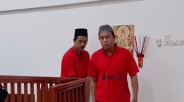 Terlihat kedua terdakwa hendak meninggalkan ruang sidang usai putusan dibacakan majelis hakim di PN Palembang, Selasa (29/9/2026).