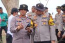 Kapolres OKU Timur AKBP Lalu Hedwin Hanggara bersama Kapolres OKU AKBP Helmy Tamaela saat melakukan peninjauan lokasi perbatasan dan pemasangan baliho kesepakatan Kamtibmas di Desa Kedaton, Kecamatan Kedaton Peninjauan Raya, Kabupaten OKU, Sumatera Selatan.