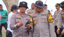 Kapolres OKU Timur AKBP Lalu Hedwin Hanggara bersama Kapolres OKU AKBP Helmy Tamaela saat melakukan peninjauan lokasi perbatasan dan pemasangan baliho kesepakatan Kamtibmas di Desa Kedaton, Kecamatan Kedaton Peninjauan Raya, Kabupaten OKU, Sumatera Selatan.