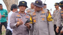 Kapolres OKU Timur AKBP Lalu Hedwin Hanggara bersama Kapolres OKU AKBP Helmy Tamaela saat melakukan peninjauan lokasi perbatasan dan pemasangan baliho kesepakatan Kamtibmas di Desa Kedaton, Kecamatan Kedaton Peninjauan Raya, Kabupaten OKU, Sumatera Selatan.