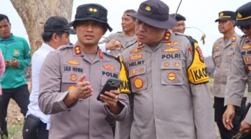 Kapolres OKU Timur AKBP Lalu Hedwin Hanggara bersama Kapolres OKU AKBP Helmy Tamaela saat melakukan peninjauan lokasi perbatasan dan pemasangan baliho kesepakatan Kamtibmas di Desa Kedaton, Kecamatan Kedaton Peninjauan Raya, Kabupaten OKU, Sumatera Selatan.