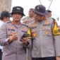 Kapolres OKU Timur AKBP Lalu Hedwin Hanggara bersama Kapolres OKU AKBP Helmy Tamaela saat melakukan peninjauan lokasi perbatasan dan pemasangan baliho kesepakatan Kamtibmas di Desa Kedaton, Kecamatan Kedaton Peninjauan Raya, Kabupaten OKU, Sumatera Selatan.