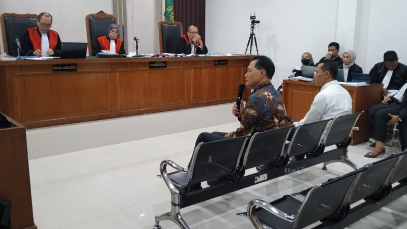 Saat Bupati Muara Enim nonaktif Edison dihadirkan sebagai saksi dalam sidang dugaan suap pengadaan Smartboard dan Chromebook Disdikbud Muara Enim.Rabu (30/9/2026)
