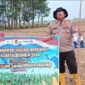Kapolsek Buay Madang Timur Iptu Swisspo bersama perwakilan petani membentangkan spanduk saat pelaksanaan penanaman jagung serentak kuartal III tahun 2026 di Kecamatan Buay Madang Timur, Kabupaten OKU Timur.