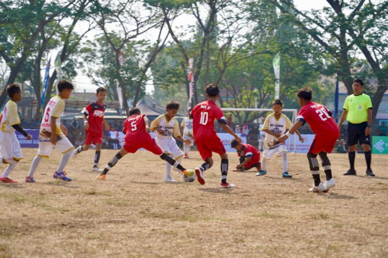 Foto kegiatan saat kompetisi perebutan tiket ke-seri Nasional yang berlangsung di lapangan stadion segitiga emas