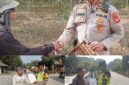 Kapolsek Buay Madang Timur Iptu Swisspo (kanan atas), bersalaman dengan warga saat mensosialisasi larangan membakar lahan di kawasan perkebunan Desa Tambak Boyo, serta personel Bhabinkamtibmas (bawah) yang sedang membagikan Maklumat Kapolda Sumsel kepada pengendara motor dan warga di Kecamatan Buay Madang Timur, Kabupaten OKU Timur.
