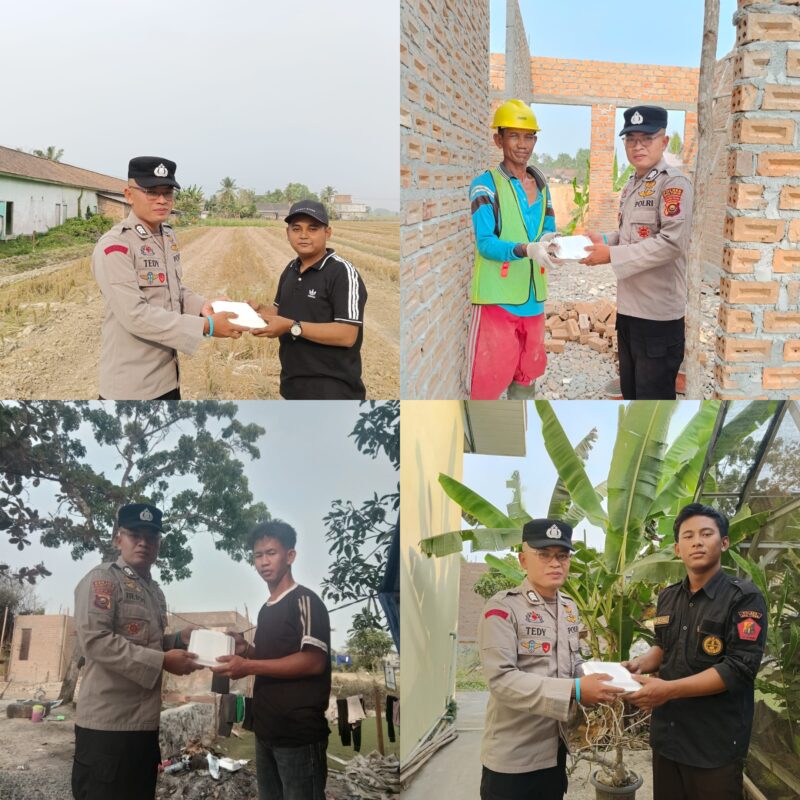 Kapolsek Buay Madang Timur Iptu Swisspo, menyerahkan langsung paket makanan kepada warga di wilayah Desa Kumpul Rejo, OKU Timur.