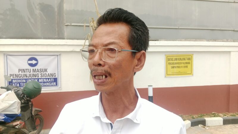 Foto Pengamat hukum Arief Budiman SH MH saat ditemui di PN Palembang, Kamis (1/10/2026)