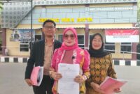 Foto : kuasa hukum korban usai membuat laporan polisi