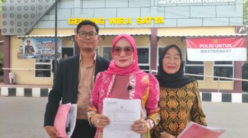 Foto : kuasa hukum korban usai membuat laporan polisi