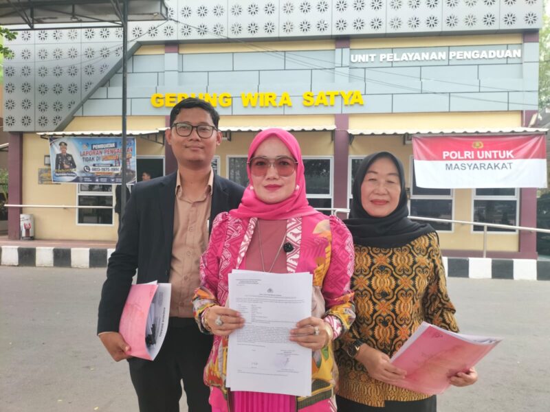 Foto : kuasa hukum korban usai membuat laporan polisi