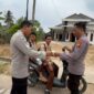 Personel Polsek Buat Madang Timur membagikan masker dan paket bantuan kepada pelajar yang melintas saat menggelar kegiatan sedekah dan berbagi di kawasan Desa Srikaton, Kecamatan Buay Madang Timur, Kabupaten OKU Timur.