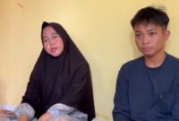Istri almarhum, Rika Yunita (39) didampingi anaknya saat ditemui di rumah duka, Sabtu (3/10/2026). Foto: Tia