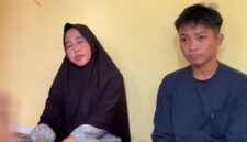 Istri almarhum, Rika Yunita (39) didampingi anaknya saat ditemui di rumah duka, Sabtu (3/10/2026). Foto: Tia