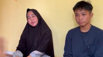 Istri almarhum, Rika Yunita (39) didampingi anaknya saat ditemui di rumah duka, Sabtu (3/10/2026). Foto: Tia
