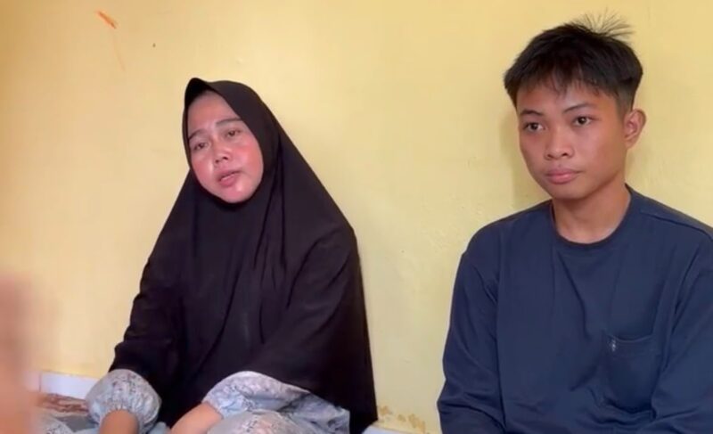 Istri almarhum, Rika Yunita (39) didampingi anaknya saat ditemui di rumah duka, Sabtu (3/10/2026). Foto: Tia