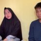 Istri almarhum, Rika Yunita (39) didampingi anaknya saat ditemui di rumah duka, Sabtu (3/10/2026). Foto: Tia
