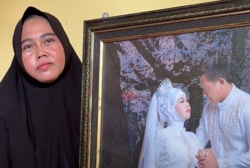 Istri almarhum, Rika Yunita (39) saat ditemui di rumah duka, Sabtu (3/10/2026). Foto: Tia