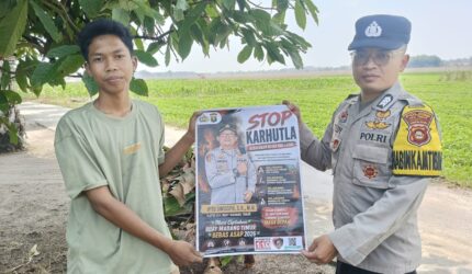 Anggota Bhabinkamtibmas Polsek Buay Madang Timur, Brigadir Tedy Heryadi, menunjukkan pamflet maklumat "Stop Karhutla" bersama seorang warga saat menggelar kegiatan mitigasi kebakaran hutan dan lahan di Kecamatan Buay Madang Timur, Kabupaten OKU Timur, Sumatera Selatan.