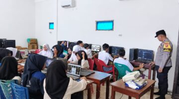 Edukasi Teknologi Masa Depan, Polsek Buay Madang Timur Gelar Pelatihan ‘Paham AI’ di SMA Muhammadiyah 2 Karang Tengah