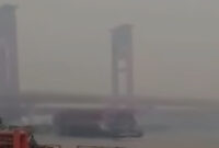 Kapal Tongkang yang Melintas di Ampera dan tertutup oleh Kabut Asap