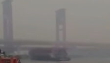 Kapal Tongkang yang Melintas di Ampera dan tertutup oleh Kabut Asap