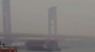 Kapal Tongkang yang Melintas di Ampera dan tertutup oleh Kabut Asap
