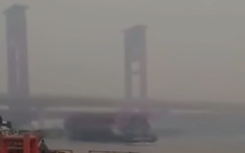 Kapal Tongkang yang Melintas di Ampera dan tertutup oleh Kabut Asap