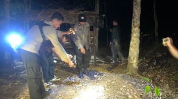 Polisi saat melakukan olah TKP. Foto: dokumen polisi.