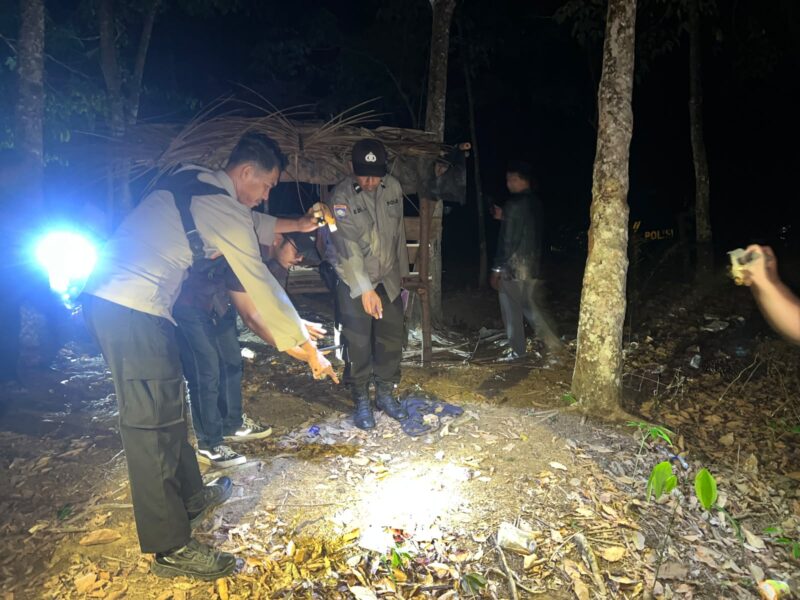 Polisi saat melakukan olah TKP. Foto: dokumen polisi.