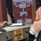 Foto :  korban membuat laporan poliso