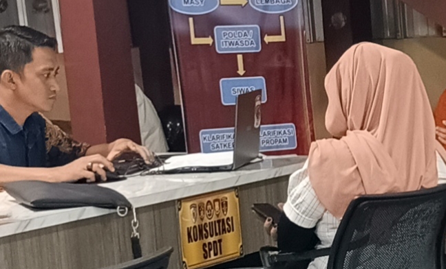 Foto :  korban membuat laporan poliso