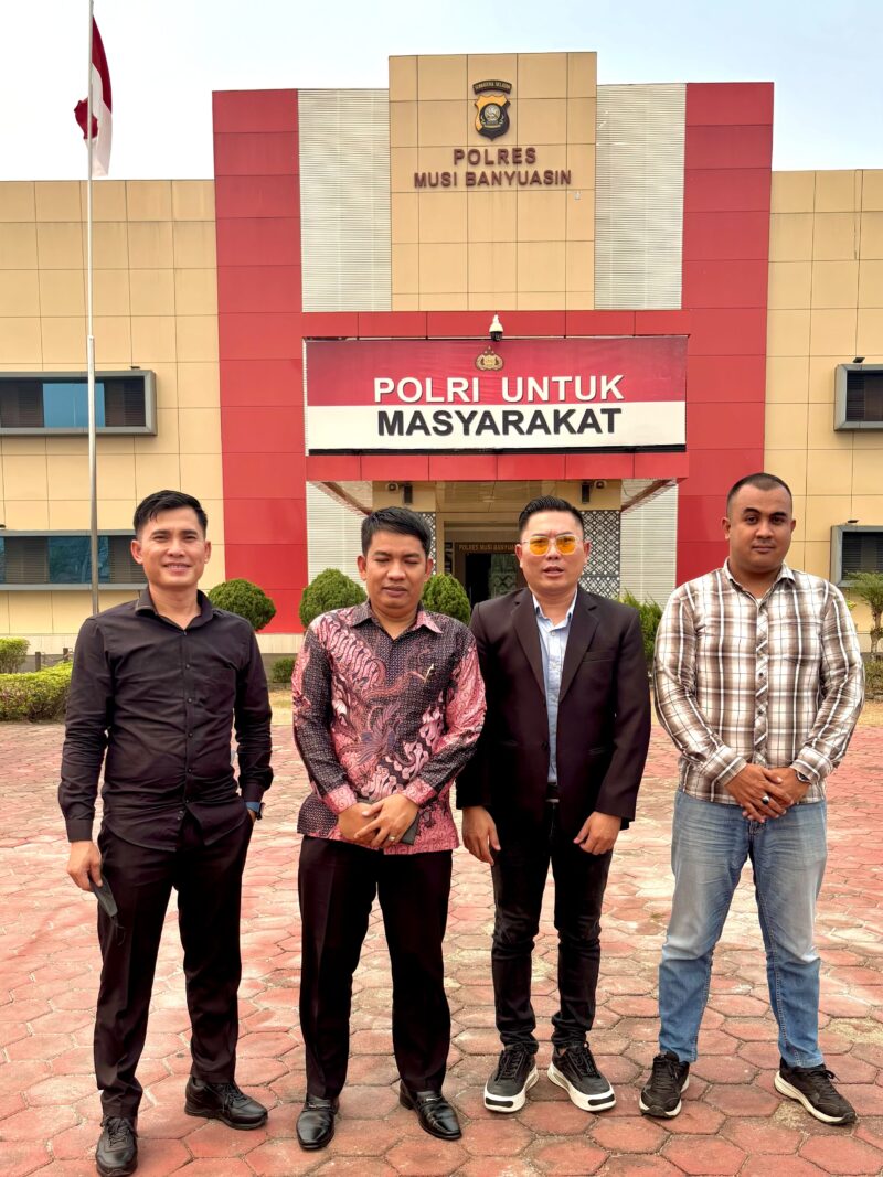 Foto : kuasa hukum membuat laporan di polres MUBA