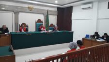 Saat kedua terdakwa dihadirkan disidang PN Palembang, Selasa (6/10/2026)