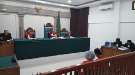 Saat kedua terdakwa dihadirkan disidang PN Palembang, Selasa (6/10/2026)
