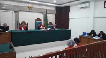Saat kedua terdakwa dihadirkan disidang PN Palembang, Selasa (6/10/2026)